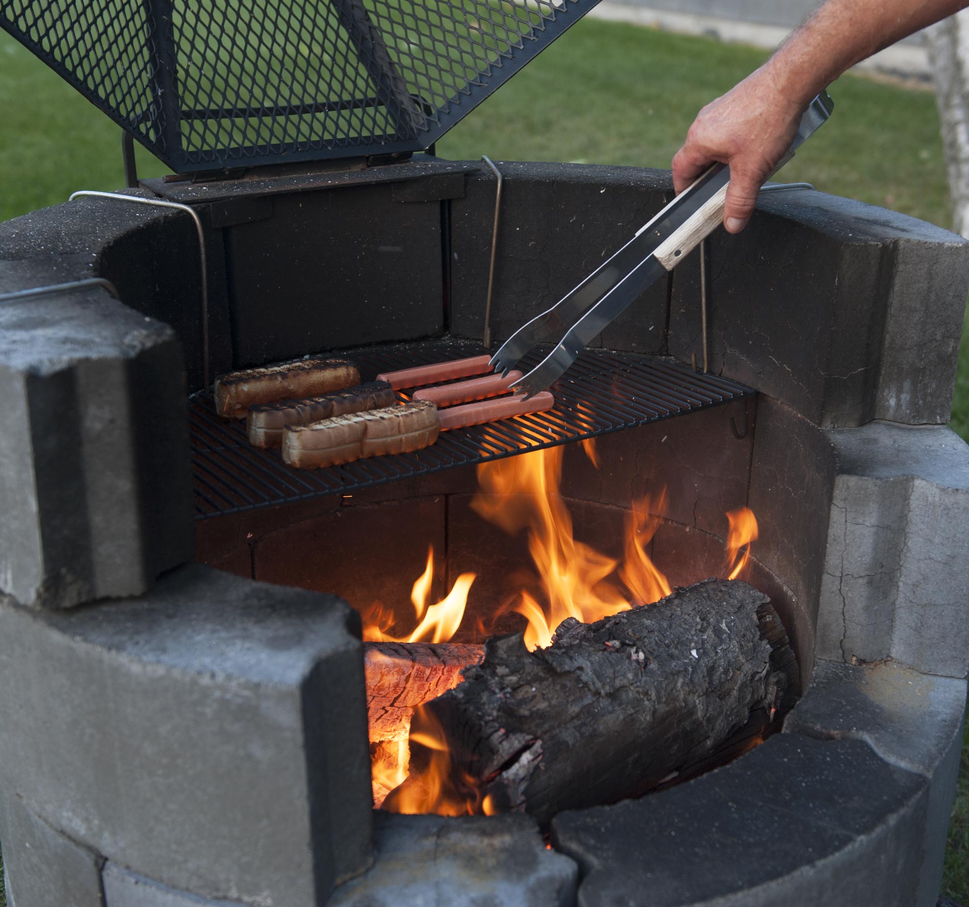 Barbecue au charbon de bois et cheminée/2 grilles de cuisson