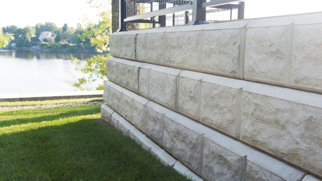 Patio Drummond : produit de béton préfabriqué sur mesure, balcon en béton, base de signalisation en béton, base réservoir propane béton, butoir de stationnement béton, glissière de sécurité en béton, perron en béton, mure de silo-fosse