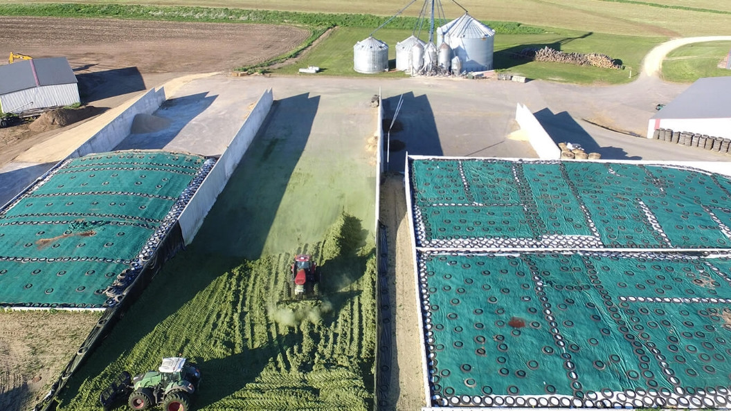 Patio Drummond béton préfabriqué pour le secteur agricole : latte de béton, raclette en béton, mure en béton pour silo fosse, muret de parc à cochon, dalle de trémi en béton